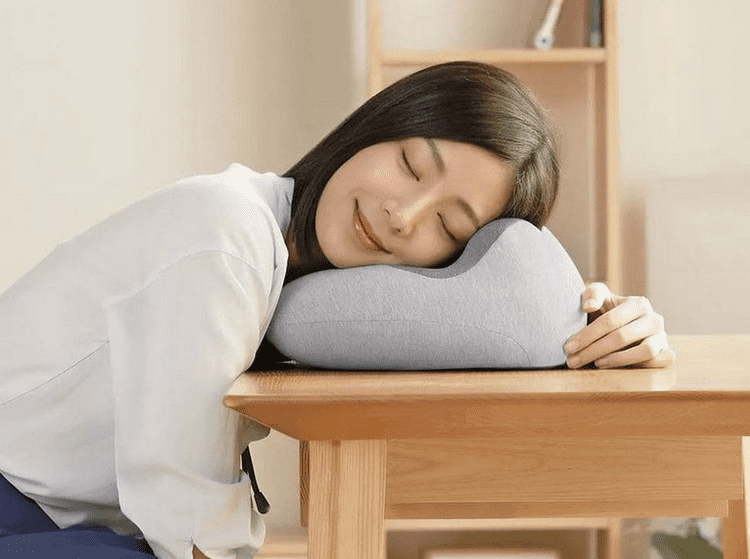 Вариант использования дорожной подушки Xiaomi Momoda Massage Hot Pillow 